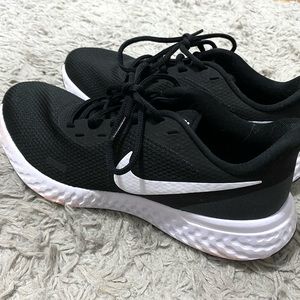 Nike Revolution 5 Sneaker